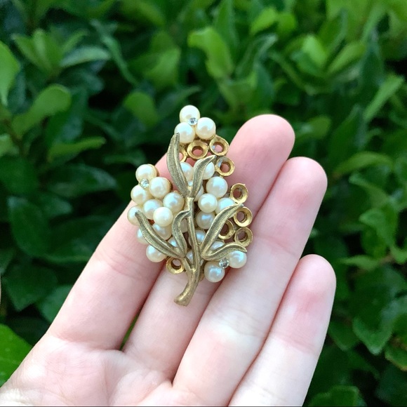 Jewelry - Vintage Gold Color Branch/Leaf Faux Pearl Brooch/Pin